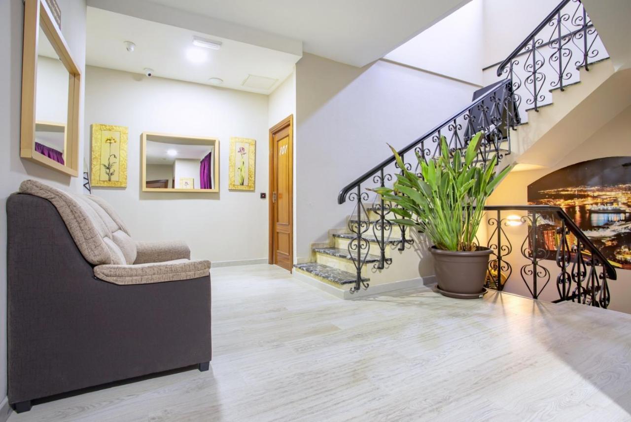 Hostal Ciudad Jardin Malaga Bagian luar foto