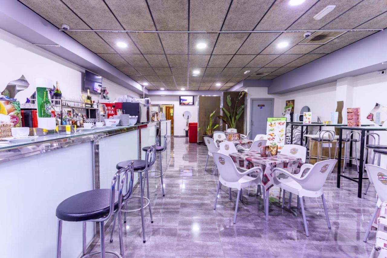 Hostal Ciudad Jardin Malaga Bagian luar foto
